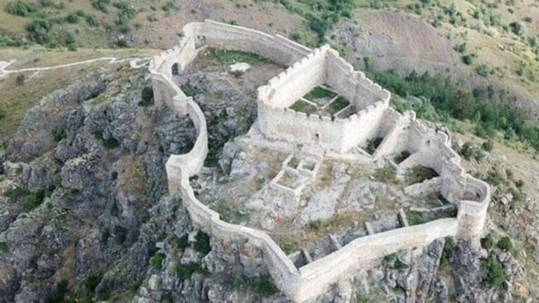 Où se trouve le château de Kuvel ?  Carte du château de Kuvel !  Qui a conquis le château de Kuvel ?