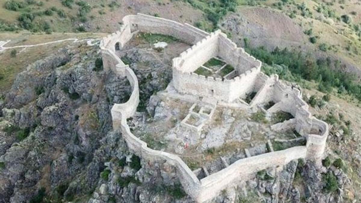 Où se trouve le château de Kuvel ?  Carte du château de Kuvel !  Qui a conquis le château de Kuvel ?