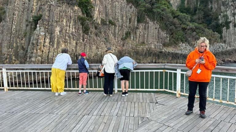 Des touristes russes ont visité la rivière Bartın et ses colonnes de lave