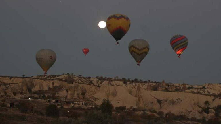 100 ballons ont décollé avec 100 drapeaux en Cappadoce à l&rsquo;occasion du 100e anniversaire