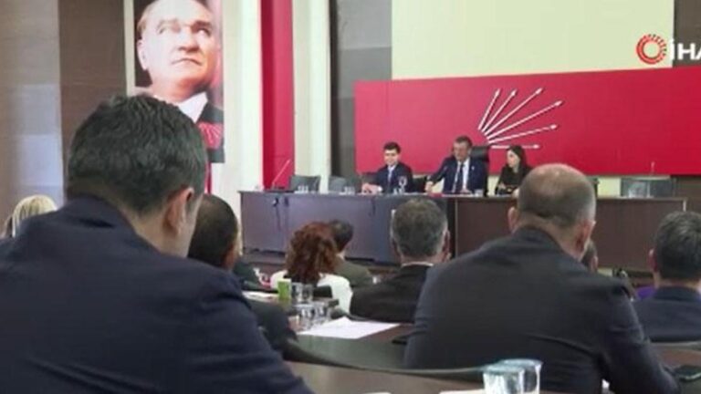 Conseil exécutif central avec le « Cabinet fantôme » du CHP