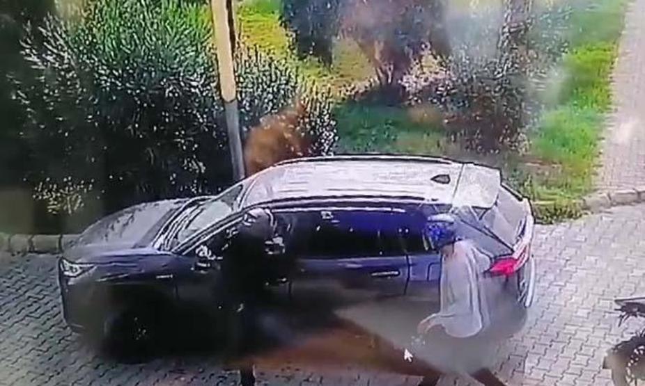 Il a tué deux motocyclistes suspects qui lui avaient volé son argent en les écrasant avec sa jeep.