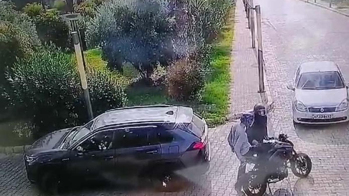 Il a tué deux motocyclistes suspects qui lui avaient volé son argent en les écrasant avec sa jeep.