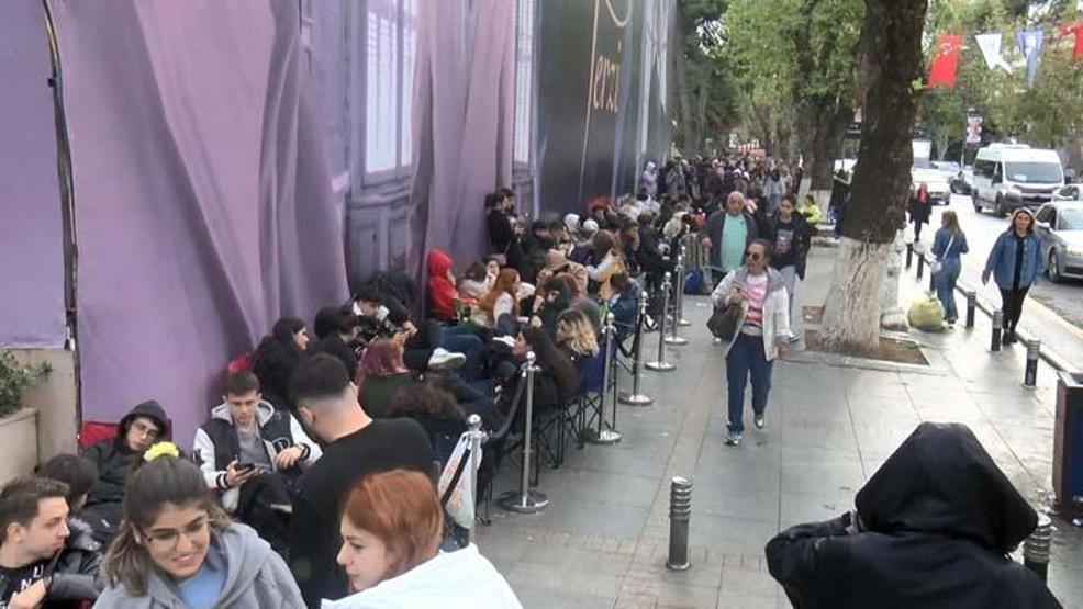 Bousculade à l'ouverture du célèbre magasin de cosmétiques à Kadıköy 