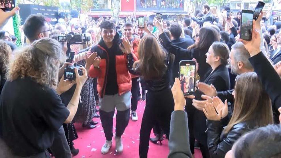 Bousculade à l'ouverture du célèbre magasin de cosmétiques à Kadıköy 