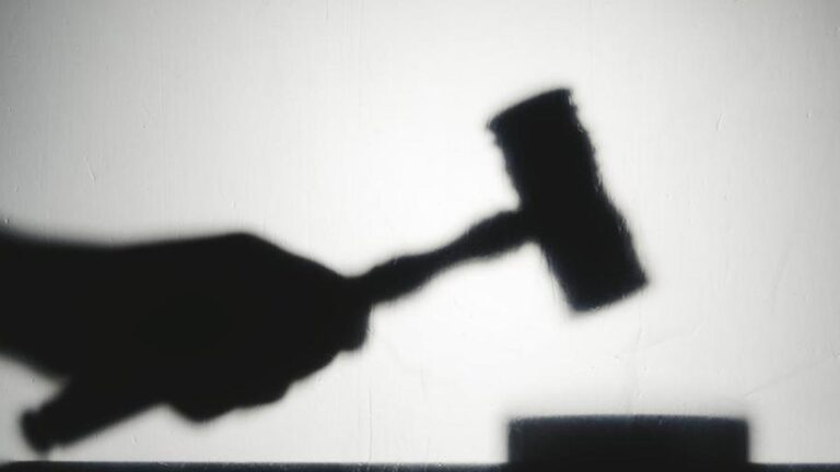 Décision de la Cour suprême !  Ce mot n&rsquo;était pas taquin, c&rsquo;était une adresse grossière…