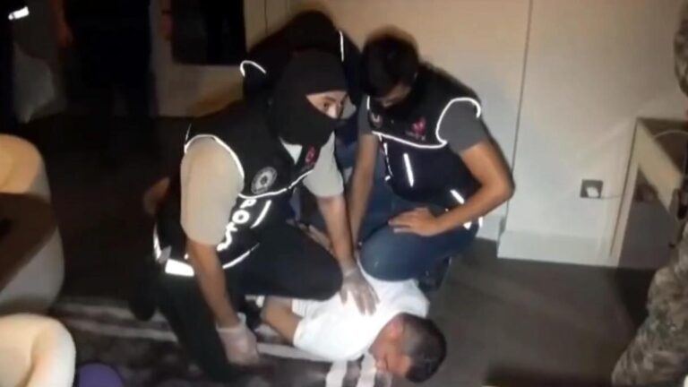 « Menottes à l&rsquo;Albanais Chapo !