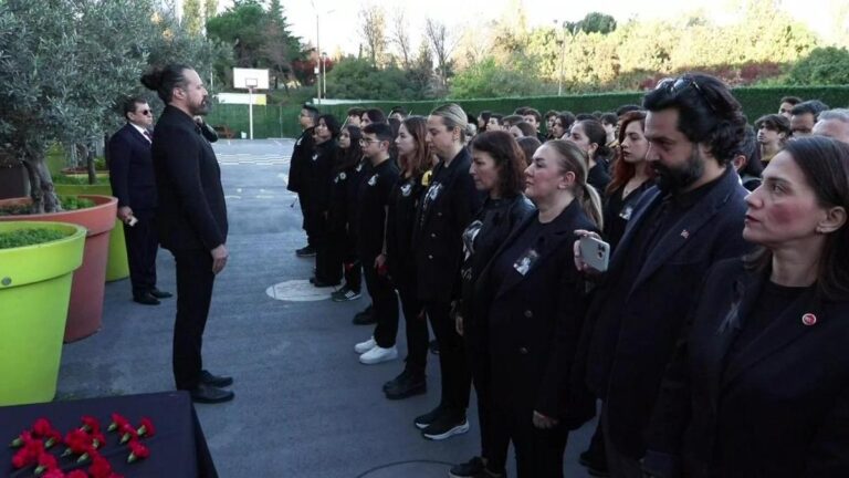 Le 10 novembre, une cérémonie de commémoration d&rsquo;Atatürk a eu lieu au lycée des médias de Demirören.