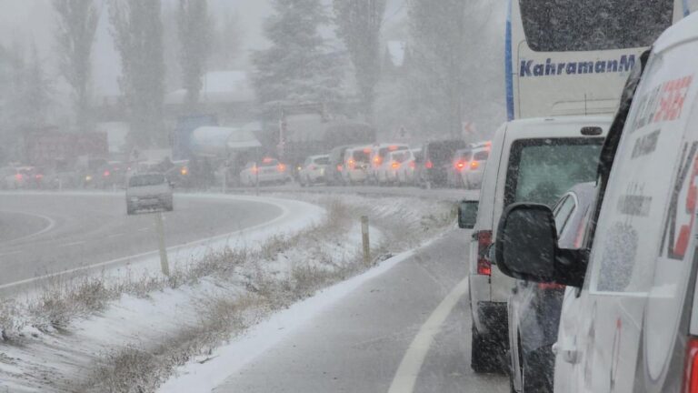 Obstacle de neige au transport sur l&rsquo;autoroute D-100 reliant Istanbul à la mer Noire