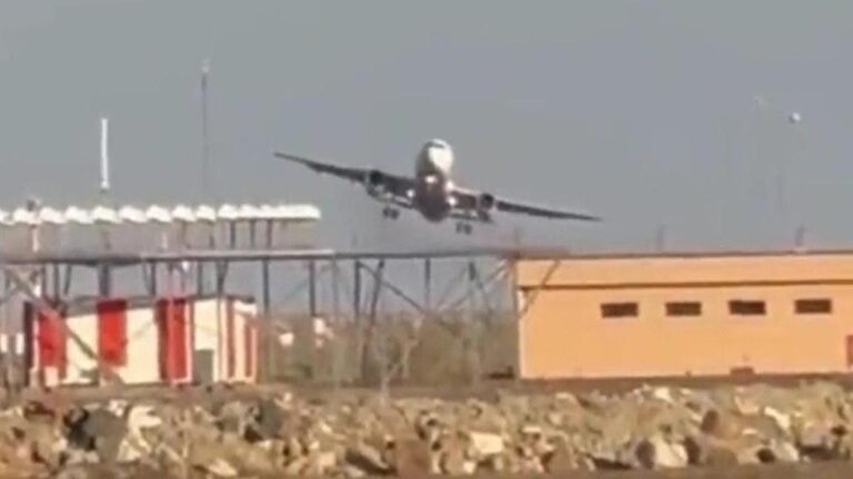 L&rsquo;avion, emporté par la tempête, a contourné la piste.