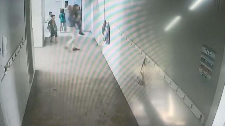 Des images incroyables !  Il a soulevé un élève de 6 ans dans les airs et l&rsquo;a projeté