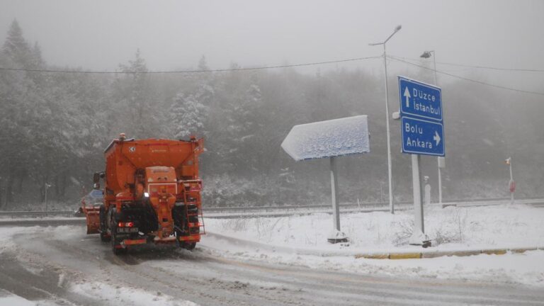 Attention à ceux qui vont prendre la route : Chutes de neige sur la montagne Bolu !