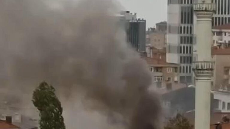 Incendie dans un entrepôt de recyclage à Ataşehir