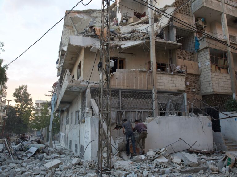 La Russie et al-Assad intensifient leurs bombardements en Syrie alors que le monde se concentre sur la guerre entre Israël et Gaza