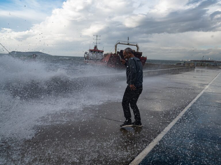 La Turquie recherche en mer Noire les marins perdus à la suite de tempêtes meurtrières