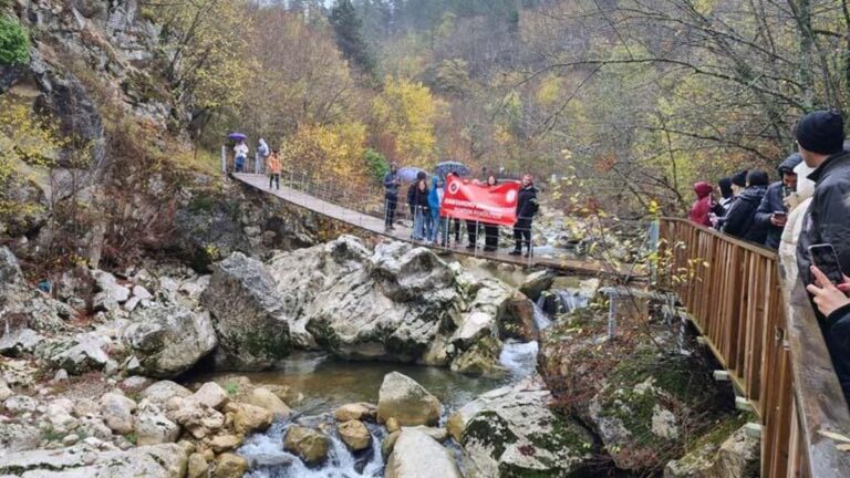 Horma Canyon, qui prend une beauté différente en automne, est inondé de visiteurs.