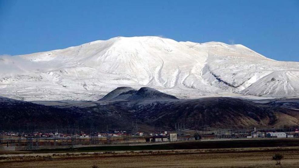 La beauté de la neige au lac Nemrut Crater avec une altitude de 2 mille 250