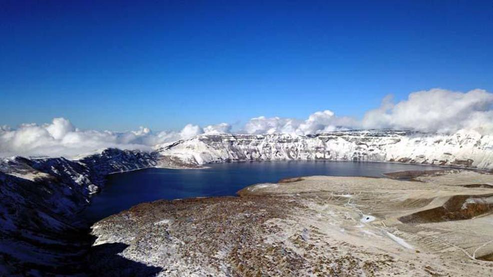 La beauté de la neige au lac Nemrut Crater avec une altitude de 2 mille 250