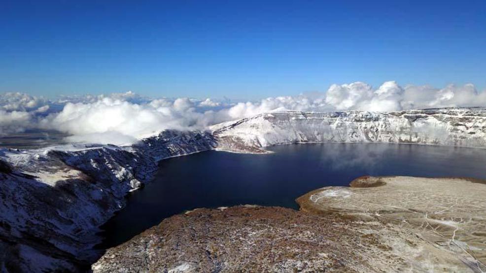 La beauté de la neige au lac Nemrut Crater avec une altitude de 2 mille 250