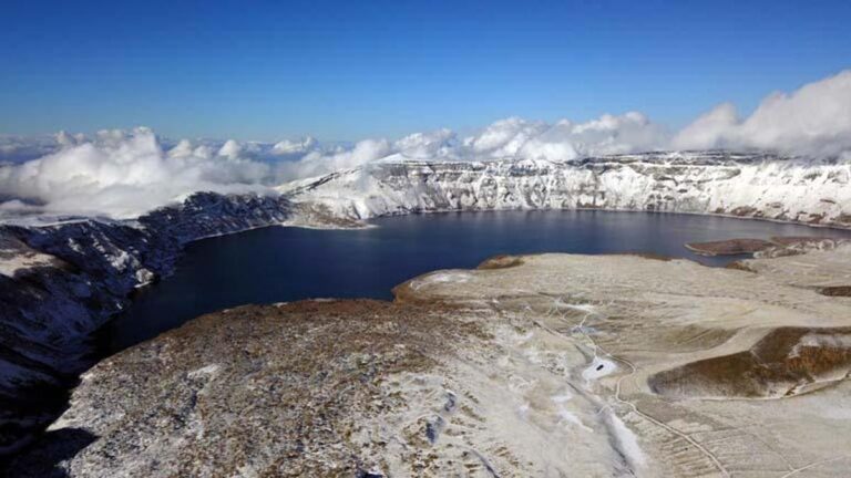 La beauté de la neige au lac Nemrut Crater avec une altitude de 2 mille 250