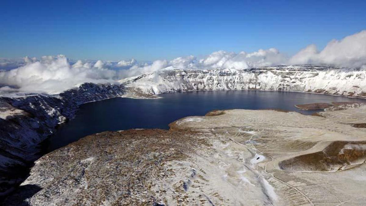 La beauté de la neige au lac Nemrut Crater avec une altitude de 2 mille 250