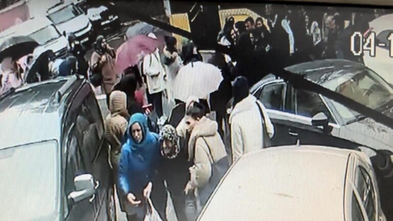 Il a pulvérisé du gaz poivré sur le bus de l&rsquo;IETT ;  les passagers sont tombés malades