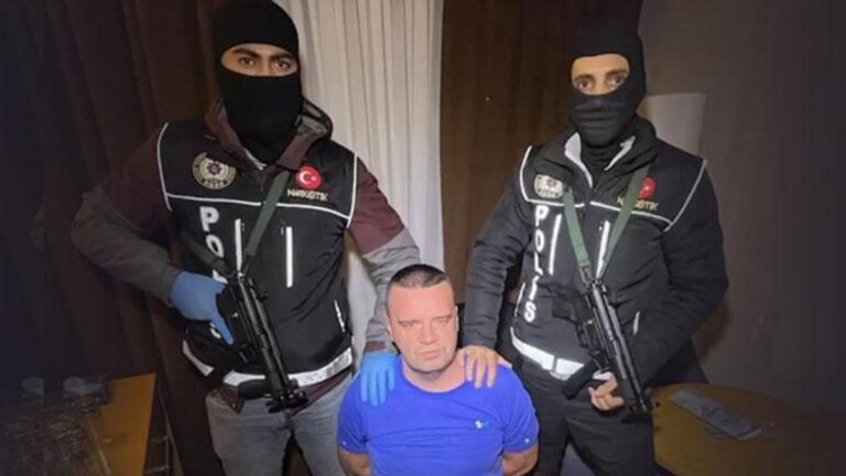 Dernières nouvelles… Le ministre Yerlikaya a annoncé : Shaun Monaghan, recherché avec une notice rouge, a été arrêté à Istanbul