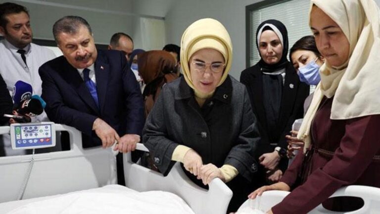 La Première Dame Erdoğan rend visite à des enfants palestiniens soignés en Turquie