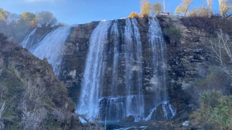 La vue enchanteresse sur la cascade de Tortum