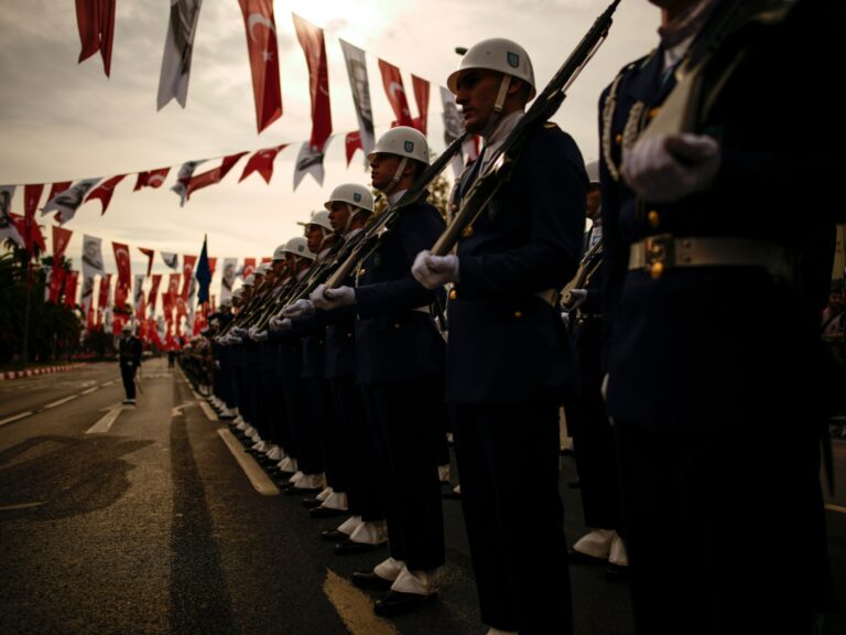 La Turquie frappe 71 cibles en Irak et en Syrie en représailles à la mort de soldats