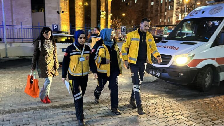 Les professionnels de santé ont donné un « code blanc » !  Père et fils attaqués à coups de bâtons de fer