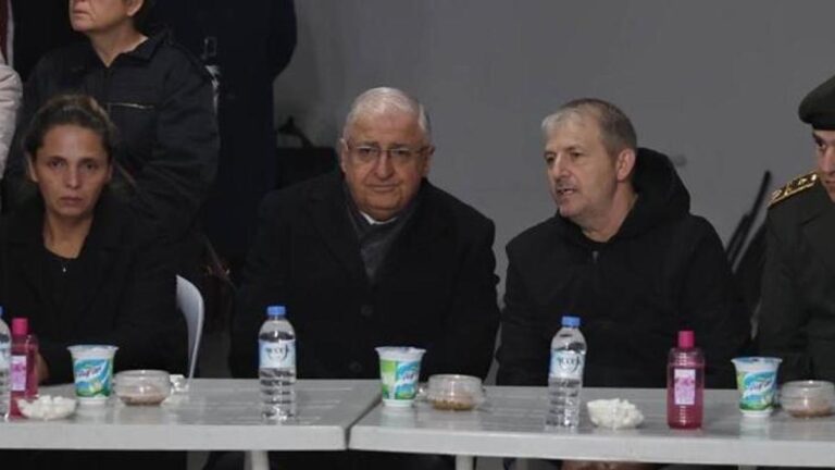 Visite de condoléances du ministre Güler à la maison du martyr