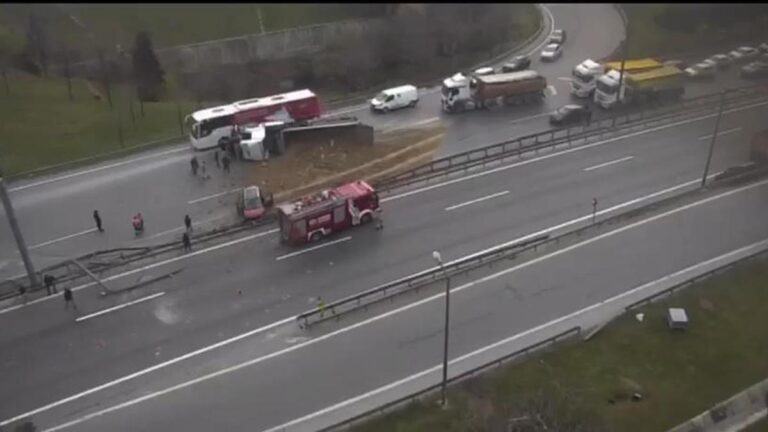 Deux camions renversés sur la route Basın Ekspres
