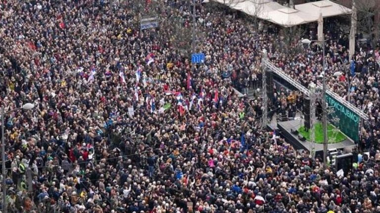 Les résultats des élections ont semé la confusion dans un pays !  Des milliers de personnes sont descendues dans la rue
