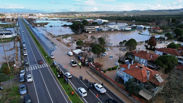Douche à Ayvalık;  Le ruisseau a débordé, les maisons et les lieux de travail ont été inondés