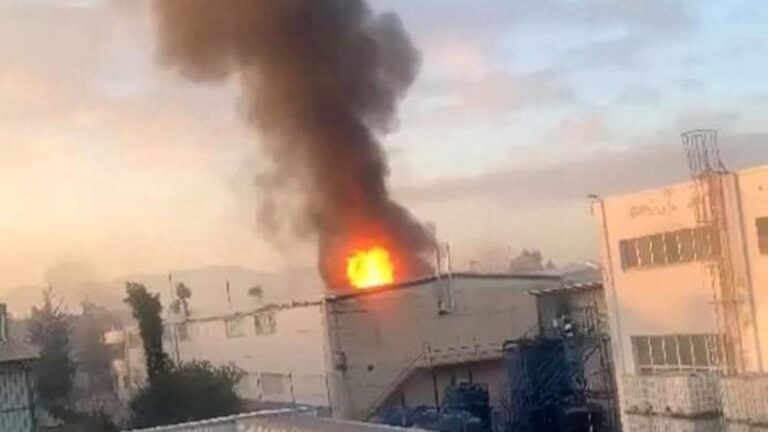 DERNIÈRES NOUVELLES : Incendie dans un entrepôt de cosmétiques à Izmir : 1 travailleur est mort, 3 travailleurs ont été blessés