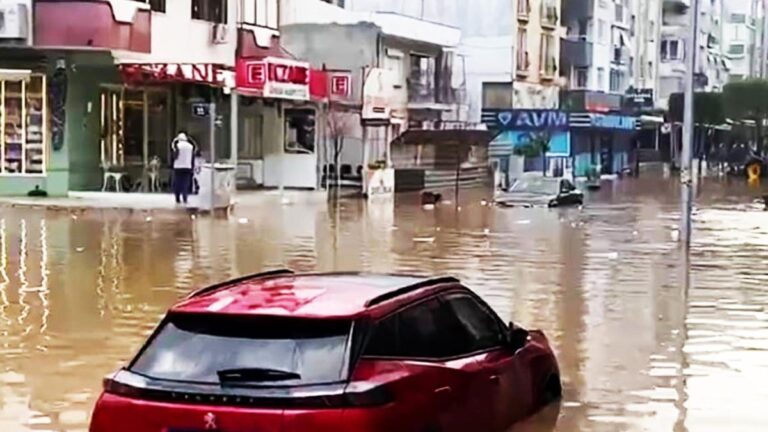 Inondations après une averse à Izmir !