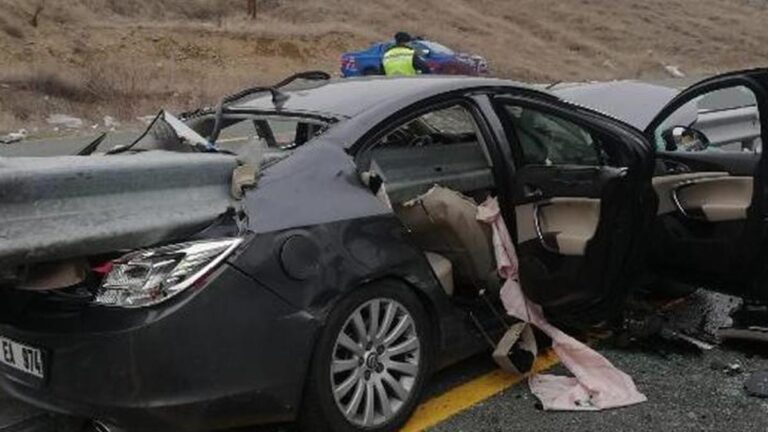 La voiture s&rsquo;est coincée dans la barrière comme une flèche : 1 mort, 1 blessé