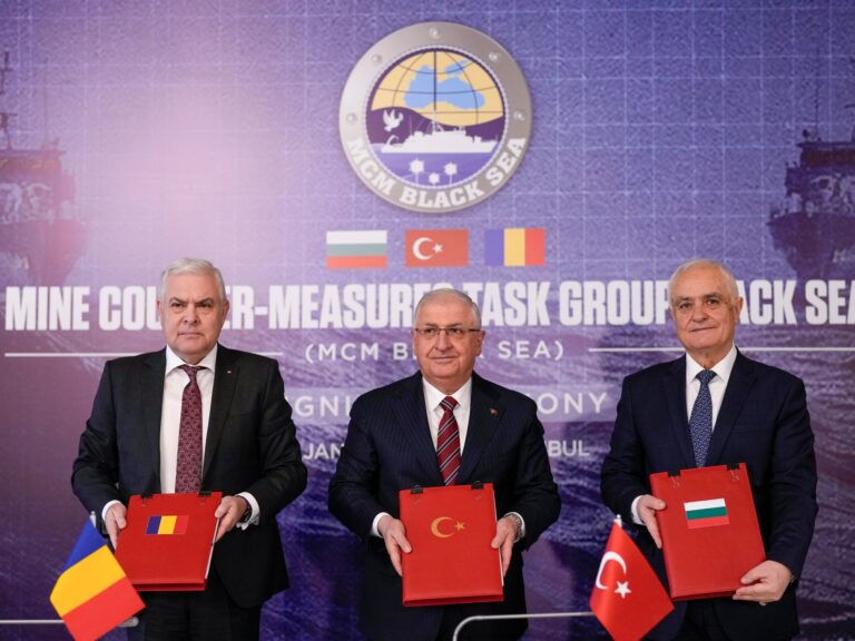 Les alliés de l’OTAN, la Turquie, la Roumanie et la Bulgarie, signent un accord pour déminer la mer Noire