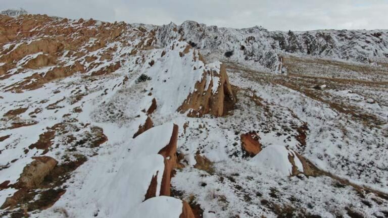 Les falaises d&rsquo;Eğribucak, connues sous le nom de « Mars sur Terre », sont devenues blanches