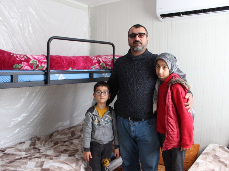 Les Firat ont survécu aux tremblements de terre en Turquie, voici leur vie un an plus tard