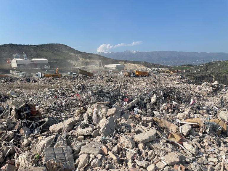 Un dépotoir de décombres du tremblement de terre est visible à côté d'une usine de briques et de blocs de ciment, à la périphérie d'Antakya, dans la province de Hatay, en Turquie.