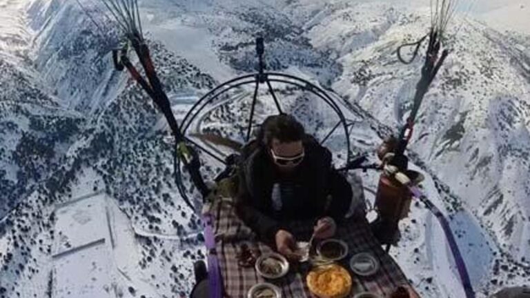Les parachutistes ont pris leur petit-déjeuner dans le ciel