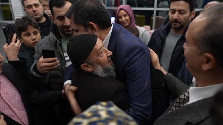 Murat Kurum, candidat à la présidence de la municipalité métropolitaine d&rsquo;Istanbul du parti AK, a rencontré les bénéficiaires des résidences Tuzla TOKİ