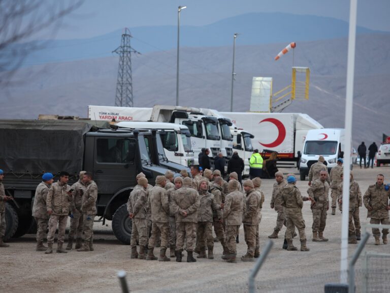 Les sauveteurs turcs se battent pour sauver les travailleurs coincés dans une mine d&rsquo;or touchée par un glissement de terrain