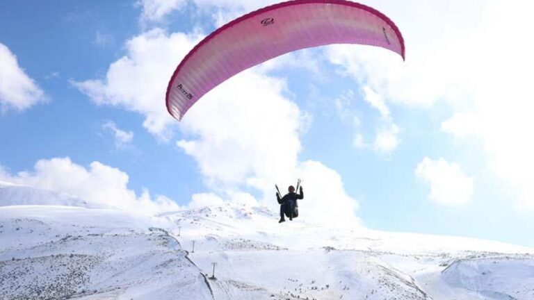 Profitez du parapente sur la montagne Hazarbaba avec vue sur le lac
