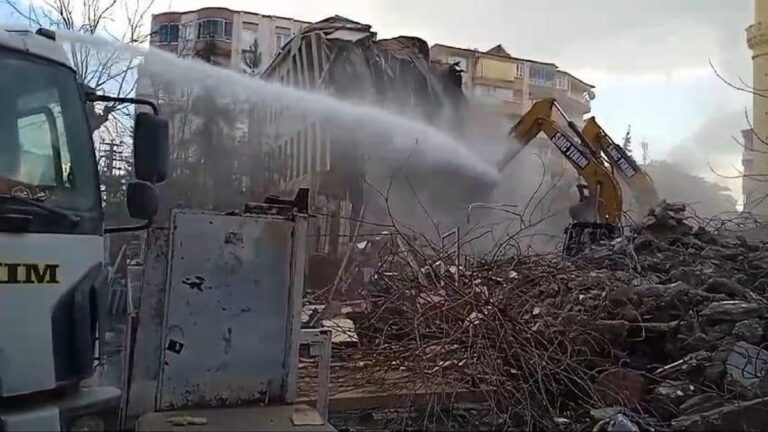 Il a été endommagé lors du tremblement de terre : la démolition du bâtiment centenaire a commencé