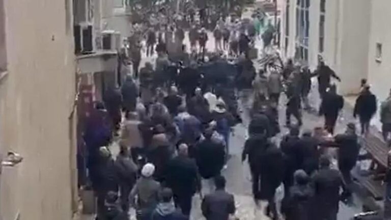 Le bureau électoral du CHP Hopa est confus !  Ils se sont battus à coups de pied et de poing