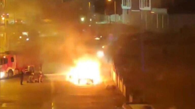 Explosion dans une voiture en feu à Esenyurt