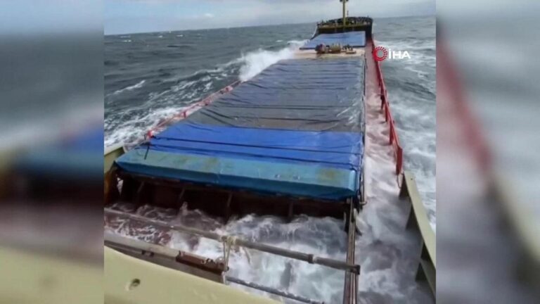 Les efforts de recherche de l&rsquo;équipage du navire coulé se poursuivent